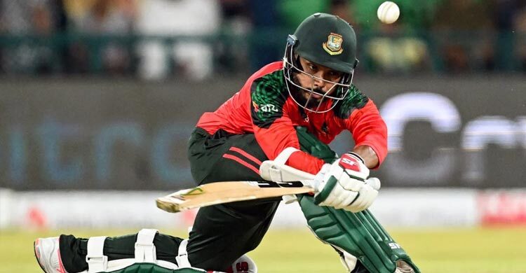 ৬৭ রান করে হাসারাঙ্গার গুগলিতে বোল্ড ইমন