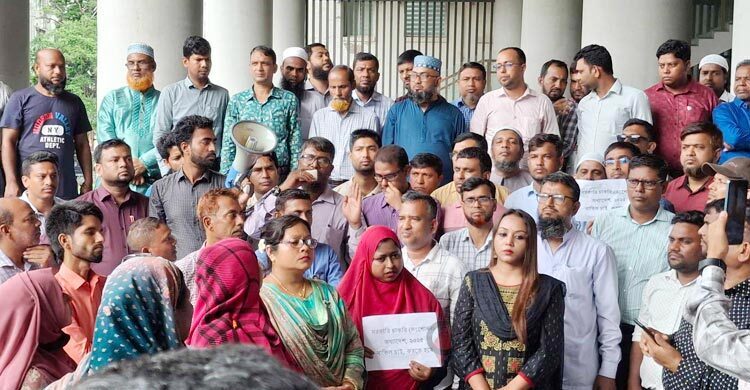 Govt employees continue protest at Secretariat
