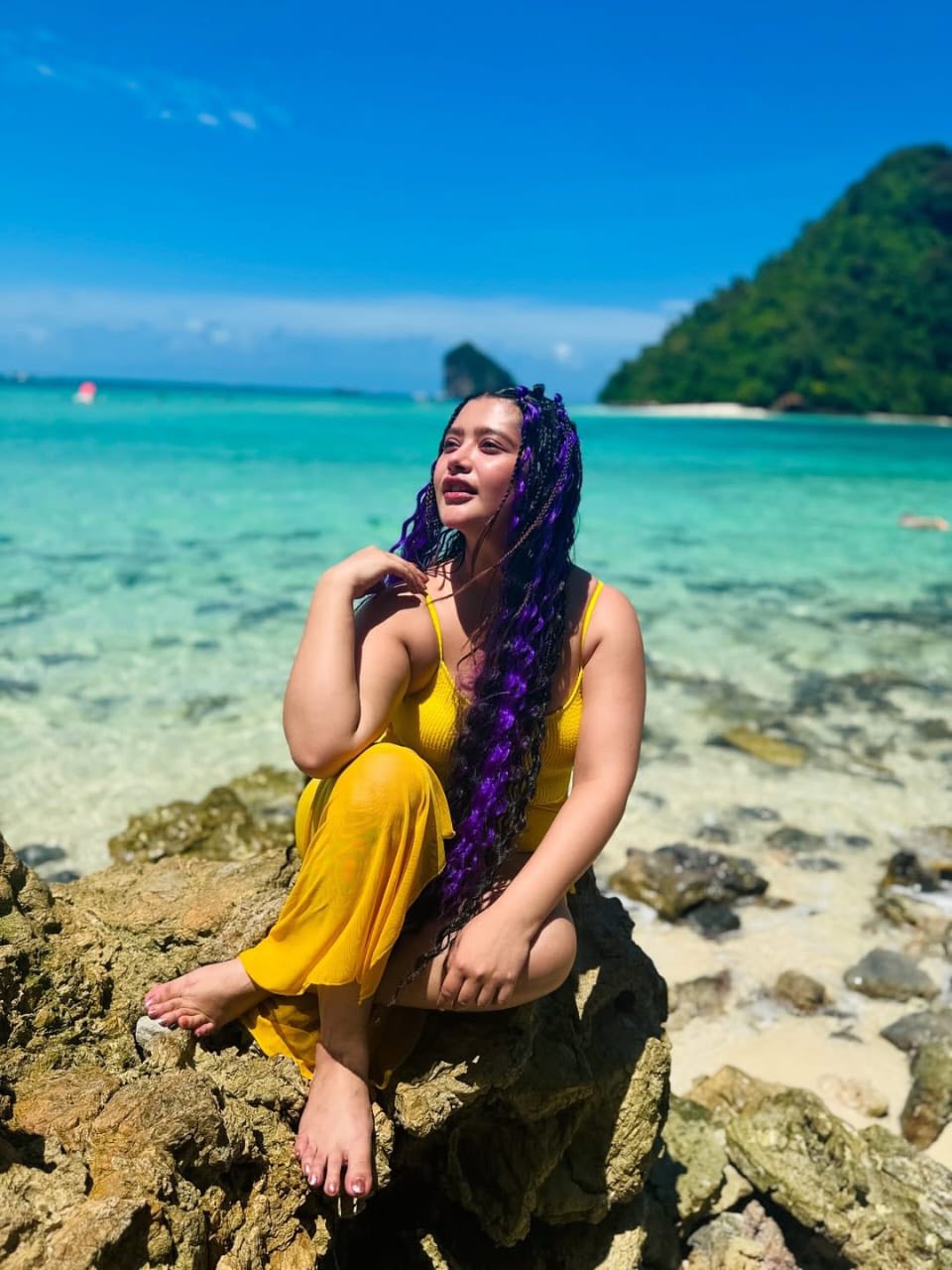 বোল্ড ফ্যাশনে নজরকাড়া বং সুন্দরী এনা সাহা