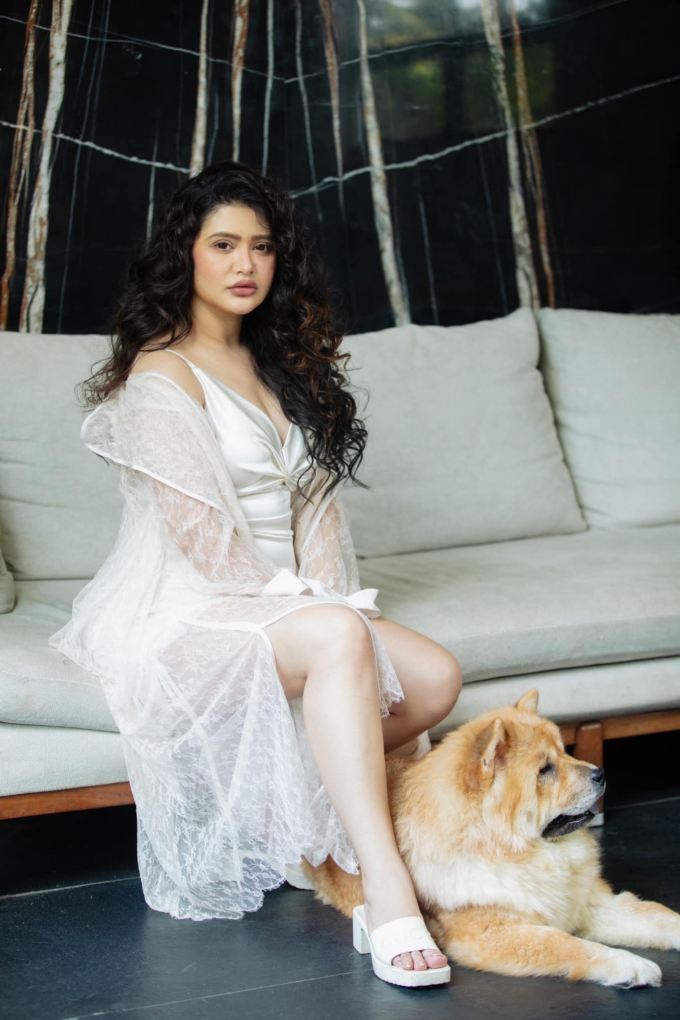 বোল্ড ফ্যাশনে নজরকাড়া বং সুন্দরী এনা সাহা