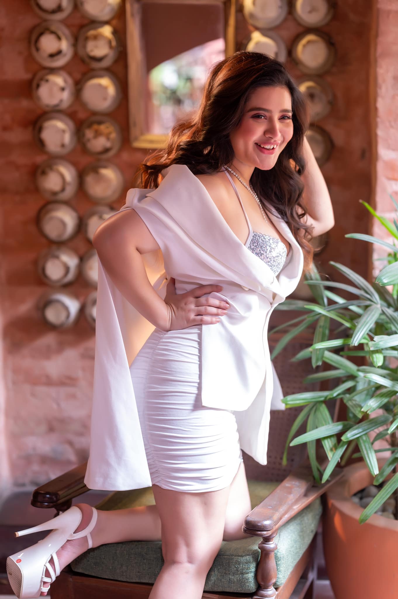 বোল্ড ফ্যাশনে নজরকাড়া বং সুন্দরী এনা সাহা