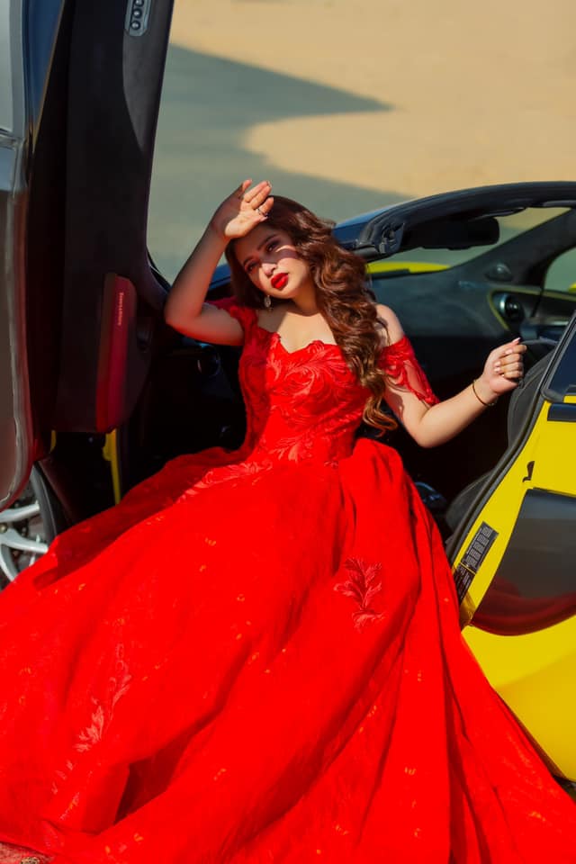 বোল্ড ফ্যাশনে নজরকাড়া বং সুন্দরী এনা সাহা