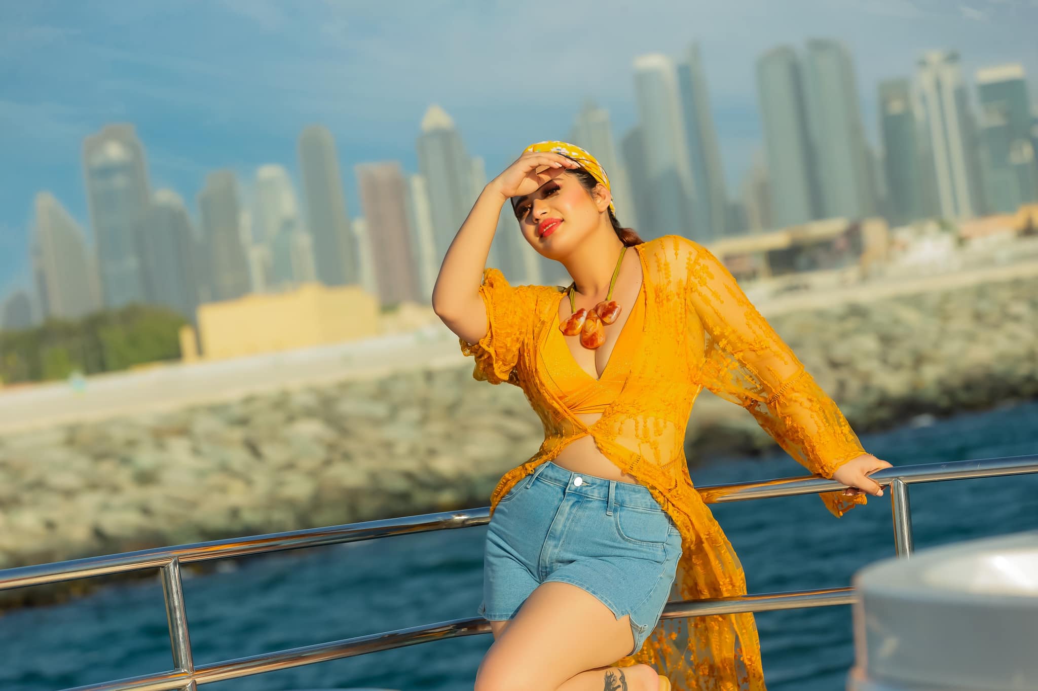 বোল্ড ফ্যাশনে নজরকাড়া বং সুন্দরী এনা সাহা