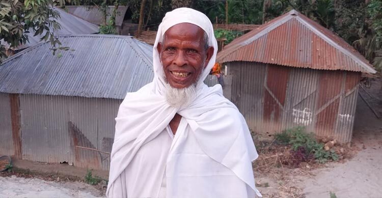 টানা ৪২ বছর ধরে রোজা রাখা দিনমজুর ইনছান আলী এবার যাচ্ছেন হজে