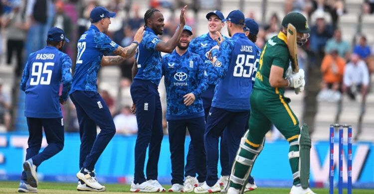 ইংল্যান্ডের ৪১৪ রানের জবাবে ৭২ রানে অলআউট দক্ষিণ আফ্রিকা