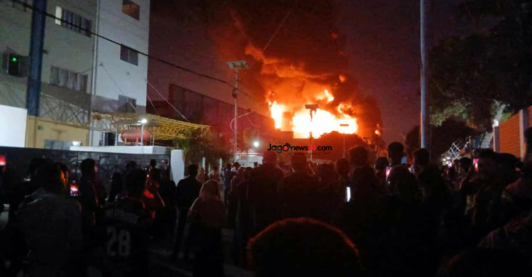 নিরাপদে ১০৫০ শ্রমিক, আশপাশের ভবন রক্ষার চেষ্টায় ফায়ার সার্ভিস