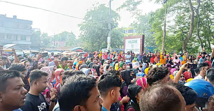 ঈশ্বরদী ইপিজেডের প্রধান ফটকে তালা দিয়ে শ্রমিকদের বিক্ষোভ
