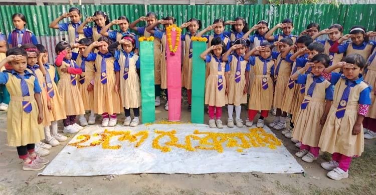 নিজেদের তৈরি শহীদ মিনারে শ্রদ্ধা জানালো শিক্ষার্থীরা