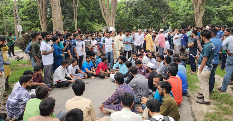 রুয়া নির্বাচন স্থগিতে উপাচার্যের বাসভবনের সামনে অবস্থান