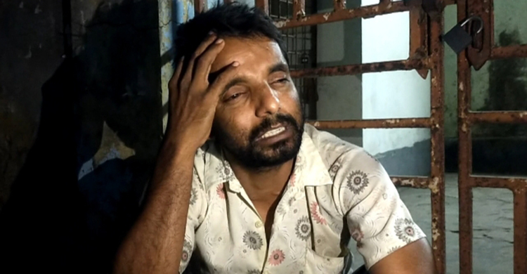 নামাজ শেষে অটোরিকশা না পেয়ে দিশেহারা ইভান