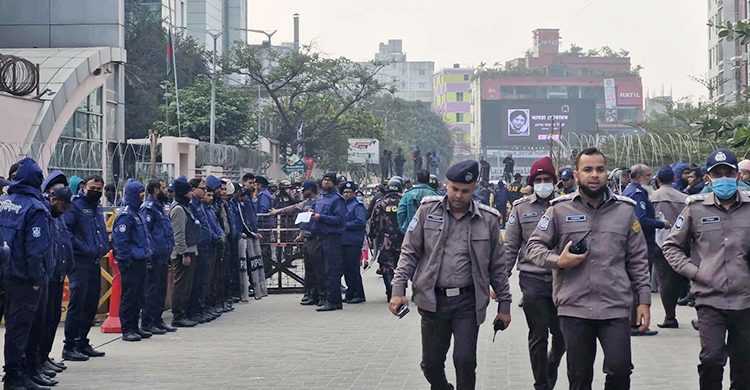 প্রিয় ম্যাডামকে একনজর দেখতে এভারকেয়ারের সামনে নেতাকর্মীদের ভিড়