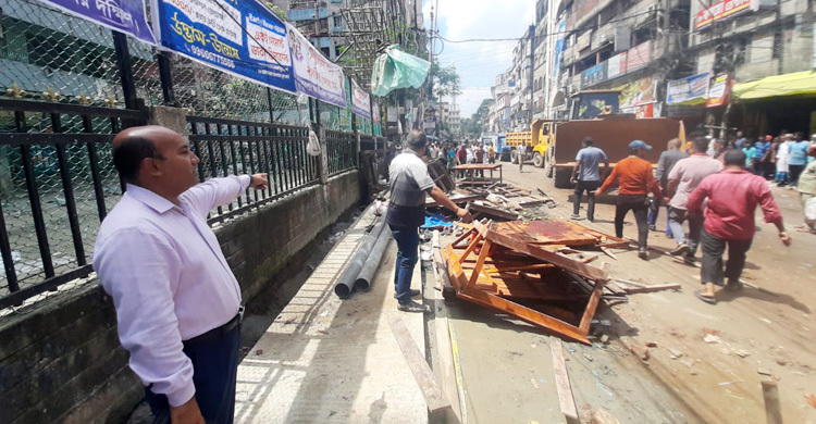 পুরান ঢাকার লক্ষ্মীবাজারে খেলার মাঠ থেকে বস্ত্র মেলা উচ্ছেদ