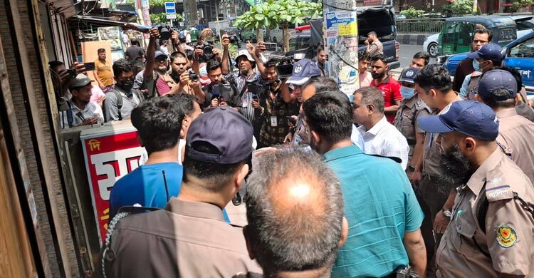 ফুটপাত দখল করে যারা ব্যবসা করছে তাদের ছাড় দেওয়া হবে না