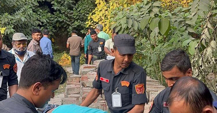 Student found dead between East West University buildings