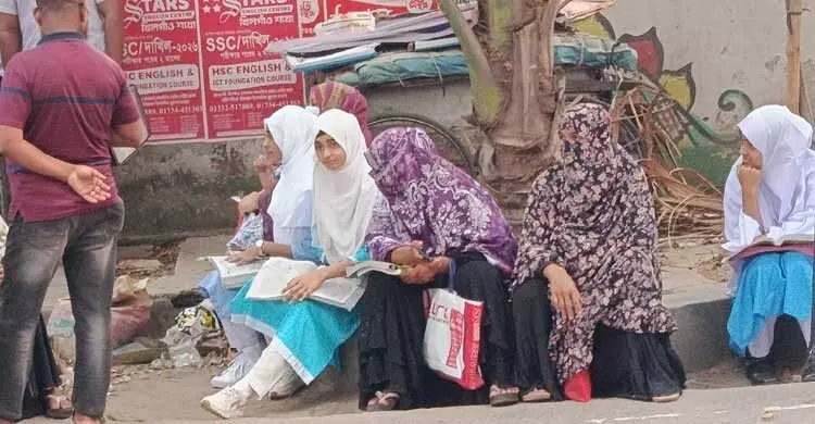 শেষ মুহূর্তে বইয়ের পাতা উল্টে দেখছেন পরীক্ষার্থীরা