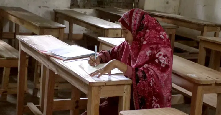 সন্তান জন্মের ৩ দিন পরই পরীক্ষার হলে অদম্য হাওয়া আক্তার