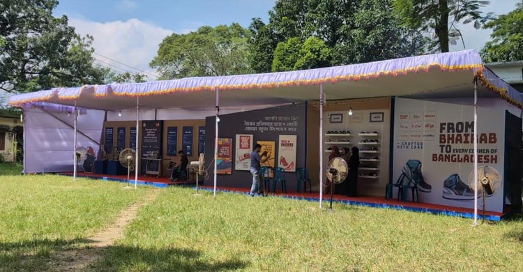 স্টল সাজিয়ে বসে উদ্যোক্তারা, নেই দর্শনার্থী