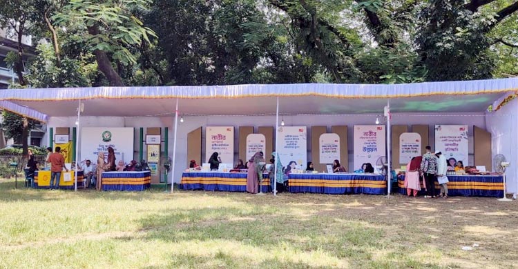 স্টল সাজিয়ে বসে উদ্যোক্তারা, নেই দর্শনার্থী