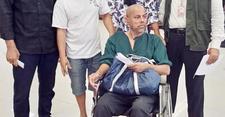 মালয়েশিয়ায় অসুস্থ বাংলাদেশি জাহাঙ্গীরকে পরিবারের কাছে হস্তান্তর
