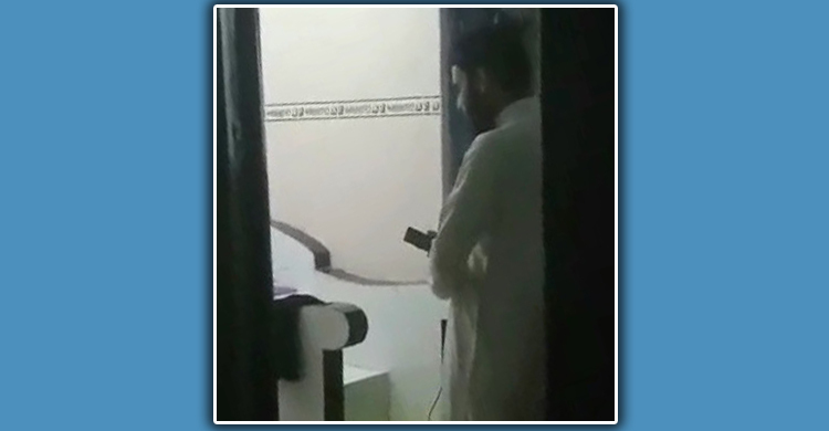 মোবাইল দেখে তারাবি নামাজে ইমামতি, হাফেজকে বহিষ্কার