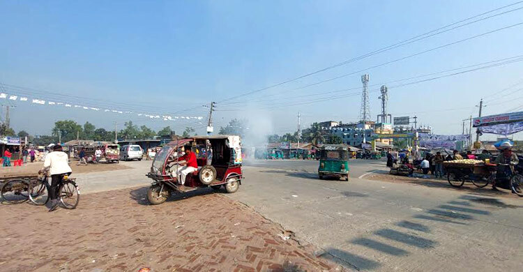বগুড়ায় একাধিক ভোটকেন্দ্রের বাইরে হাতবোমার বিস্ফোরণ