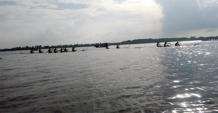 ভেলাবাইচ দেখতে হাজারও মানুষের ভিড়