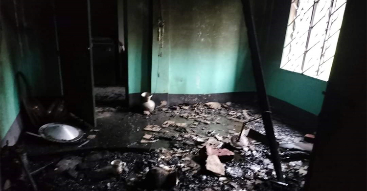 ফরিদপুরে মুক্তিযুদ্ধকালীন থানা কমান্ডারের বাড়িতে আগুন
