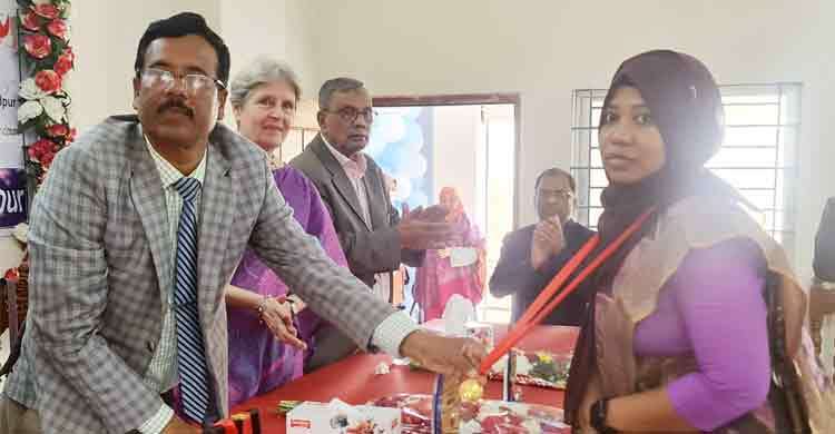 গণিতে ভালো ফল করায় দুই শিক্ষার্থী পেলেন স্বর্ণপদক