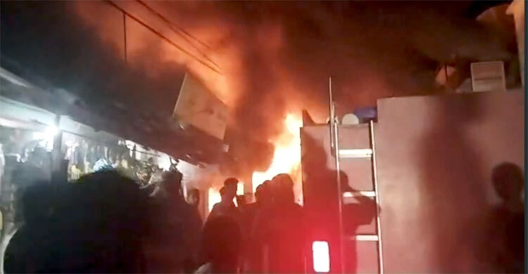 বাগেরহাটে আগুনে পুড়ে ছাই ২০ দোকান, দুই কোটি টাকার ক্ষতি