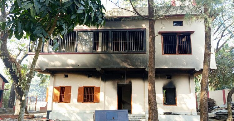 নোয়াখালীর সাবেক এমপি আলীর বাড়ি-ট্রলারে আগুন