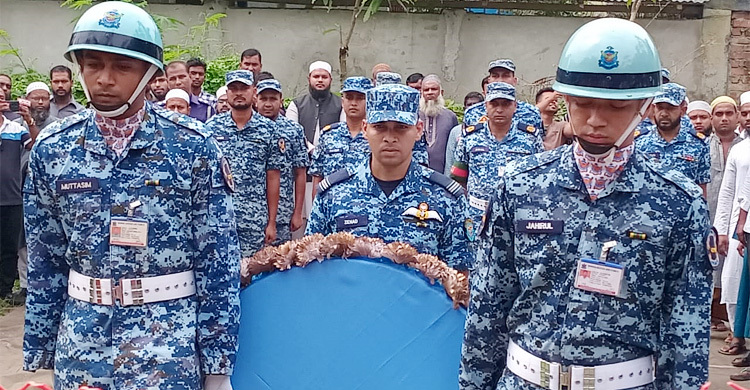 ফরিদপুরে রাইসা মনির কবরে বিমান বাহিনীর শ্রদ্ধা