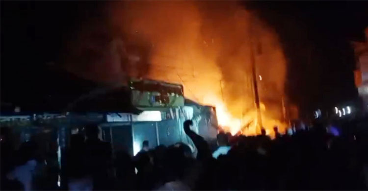 বাগেরহাটে আগুনে পুড়ে ছাই ২০ দোকান, দুই কোটি টাকার ক্ষতি