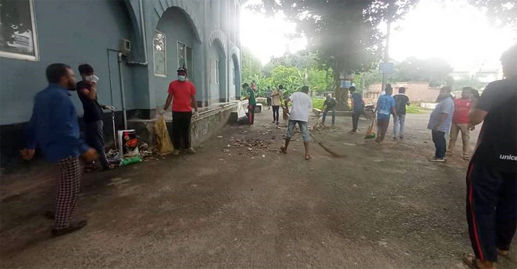 ফরিদপুর শহরে পরিচ্ছন্নতা অভিযান, ট্রাফিক নিয়ন্ত্রণে শিক্ষার্থীরা