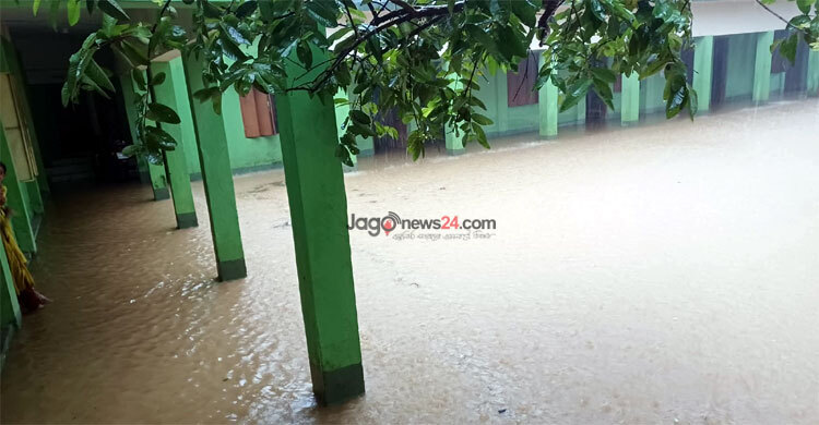 বৃষ্টির পানিতে তৈরি হয়েছে জলাবদ্ধতা