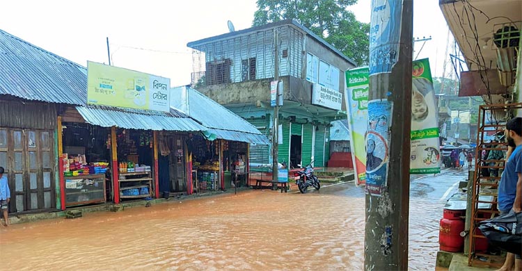 ফেনীর প্লাবিত গ্রামগুলো বিদ্যুৎ বিচ্ছিন্ন