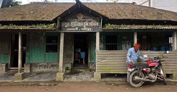 ঘুষ ছাড়া ফাইল নড়ে না ভূমি অফিসে