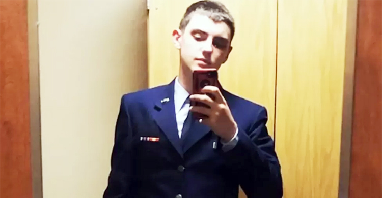 মার্কিন নথি ফাঁসকারী তরুণ গ্রেফতার