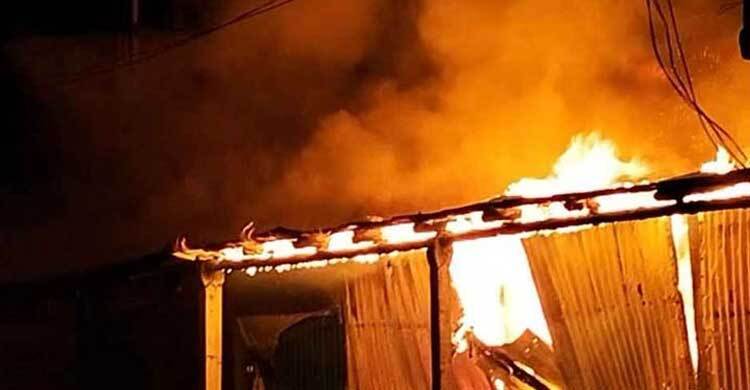 ঝিনাইদহে ফুচকার দোকানে অগ্নিকাণ্ড