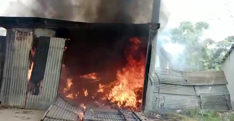 মুন্সিগঞ্জে অগ্নিকাণ্ডে তুলার গুদাম ও প্লাস্টিক কারাখানা পুড়ে ছাই