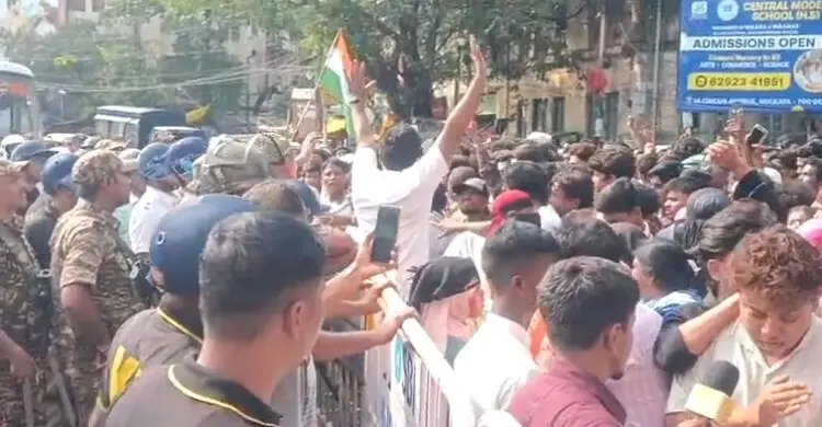 বুলডোজার অভিযানের বিরুদ্ধে কলকাতায় বিক্ষোভ, পুলিশের লাঠিচার্জ