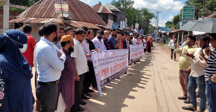 প্রতিবাদে যা করলেন স্বাস্থ্য কর্মকর্তারা