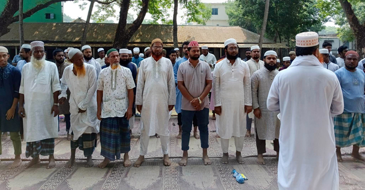 বৃষ্টির জন্য ফরিদপুরে বিশেষ নামাজ আদায়