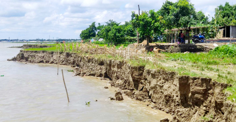 ফরিদপুরে বাস্তুহারা কয়েকশ পরিবার, হুমকিতে বিভিন্ন প্রতিষ্ঠান