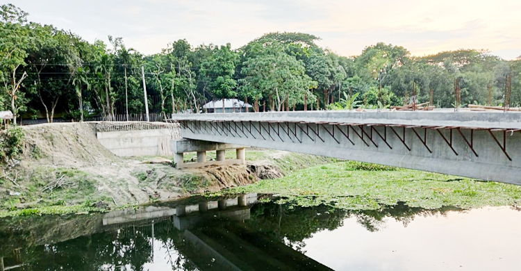 পাঁচ বছরেও হয়নি ব্রিজ, ঠিকাদারের দায় ভোগ করছেন গ্রামবাসী