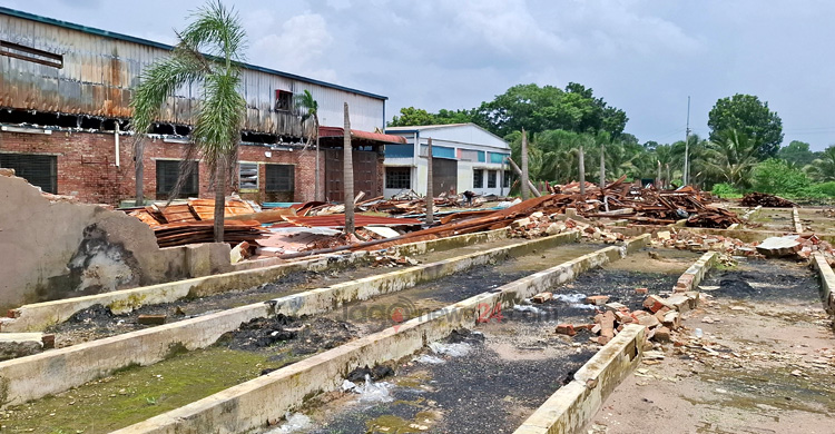 রাজনীতির আগুনে কারখানা ছাই, বোবাকান্না কাঁদছেন শ্রমিক-কর্মচারীরা