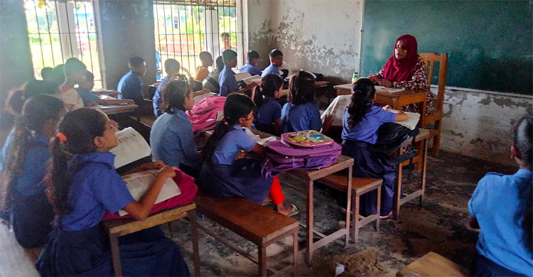 জীবনের ঝুঁকি নিয়ে ক্লাস করছে শিশুরা