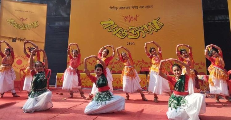 চট্টগ্রামে নাচ-গান-আবৃত্তিতে বসন্তবরণ
