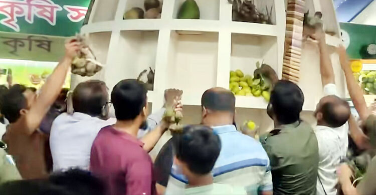 মেলা শেষ হতেই যে যার মতো নিয়ে গেলেন ফল, ভিডিও ভাইরাল