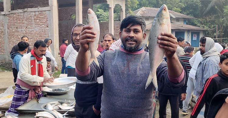 যে মেলা থেকে জোড়া ইলিশ নিয়ে বাড়ি ফেরেন ক্রেতারা