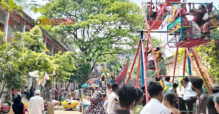নাগরদোলায় চড়ে ছোট্ট রূপকথার যেন আনন্দের শেষ নেই